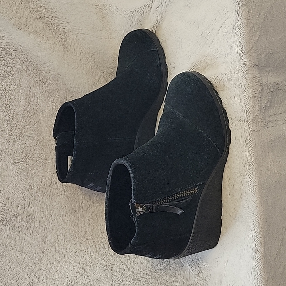 Tom's Ankle Boot. Black suede with rubber heal. Size 7